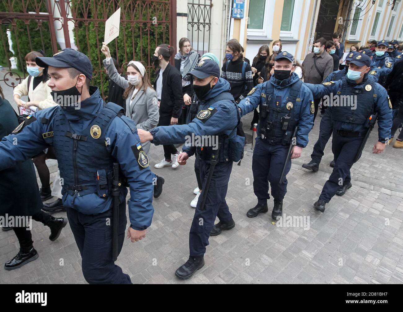 I militari della Guardia Nazionale partecipano alla manifestazione.gli attivisti ucraini protestano in solidarietà con le donne polacche contro l'inasprimento della legge sull'aborto in Polonia. Il 22 ottobre la Corte costituzionale polacca ha emesso una sentenza che limita maggiormente i diritti di aborto, causando ondate di proteste in Polonia. Foto Stock