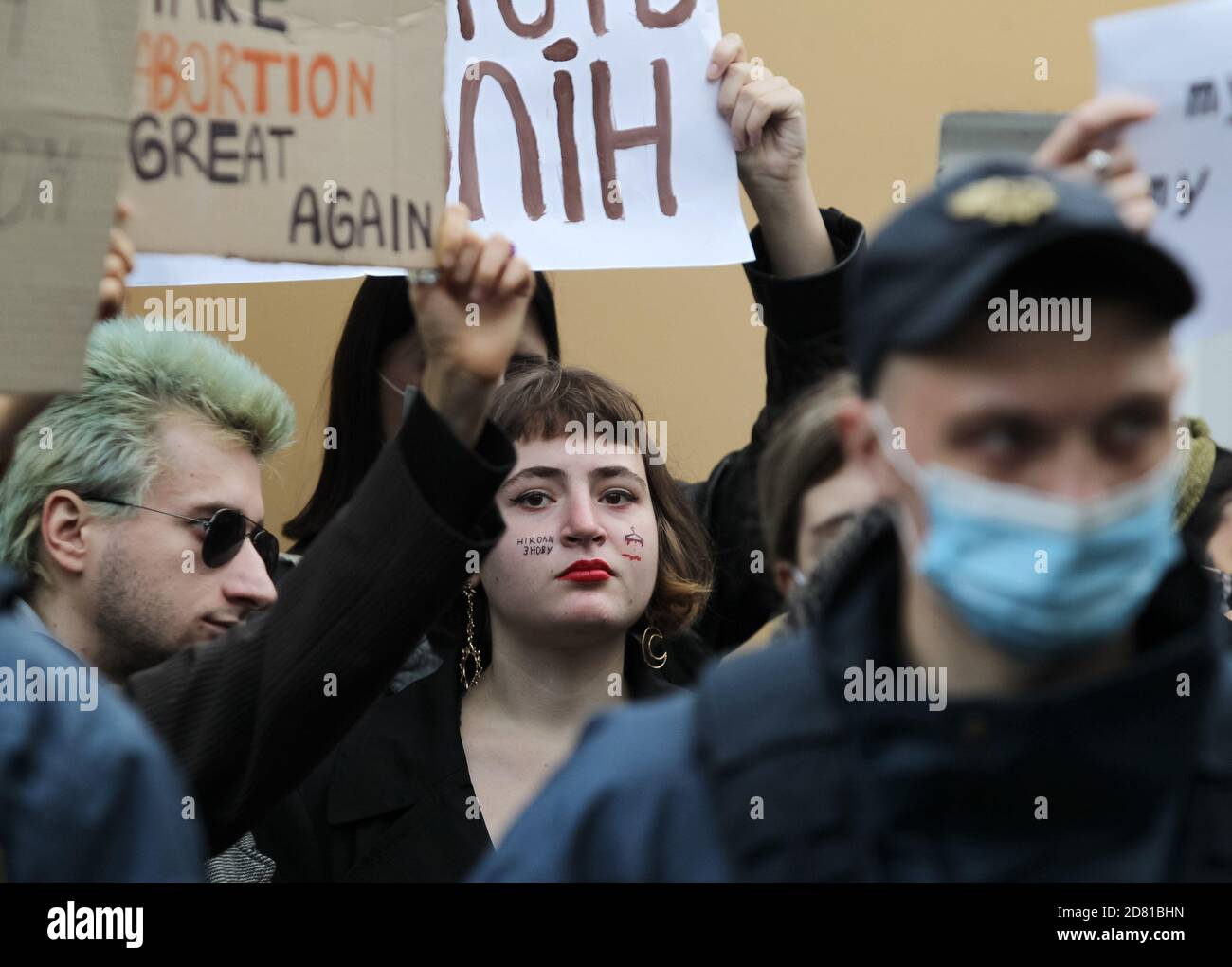 Durante la manifestazione, attivisti ucraini tengono cartelli di protesta in solidarietà con le donne polacche contro l'inasprimento della legge sull'aborto in Polonia. Il 22 ottobre la Corte costituzionale polacca ha emesso una sentenza che limita maggiormente i diritti di aborto, causando ondate di proteste in Polonia. Foto Stock