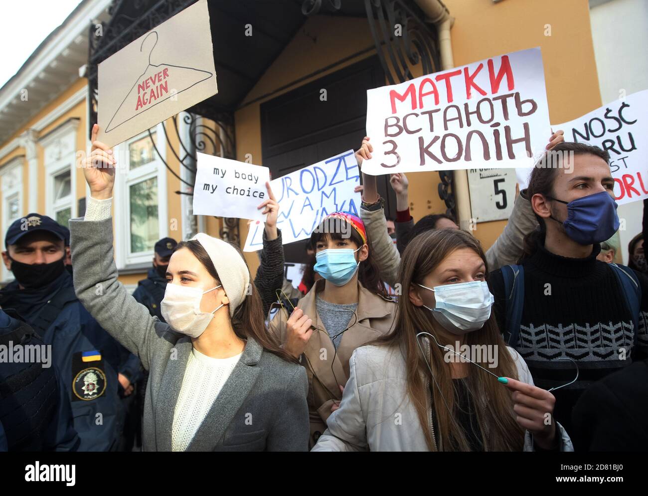 I manifestanti che indossano maschere facciali tengono i cartelli durante la manifestazione.gli attivisti ucraini protestano in solidarietà con le donne polacche contro l'inasprimento della legge sull'aborto in Polonia. Il 22 ottobre la Corte costituzionale polacca ha emesso una sentenza che limita maggiormente i diritti di aborto, causando ondate di proteste in Polonia. Foto Stock