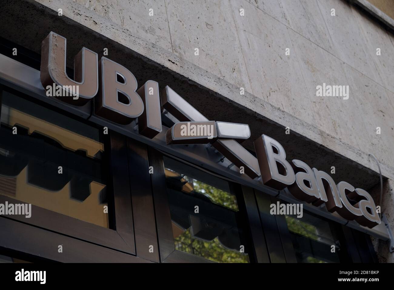 UBI Banca (Unione di Banche Italiane) segno sopra l'ingresso di una delle loro banche. UBI Banca è una delle maggiori banche italiane, Roma, Italia Foto Stock
