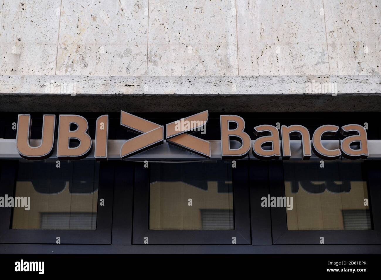Il segno di Ubi Banca (Unione di Banche Italiane), sopra l'ingresso di una delle loro banche. UBI Banca è una delle maggiori banche italiane Foto Stock