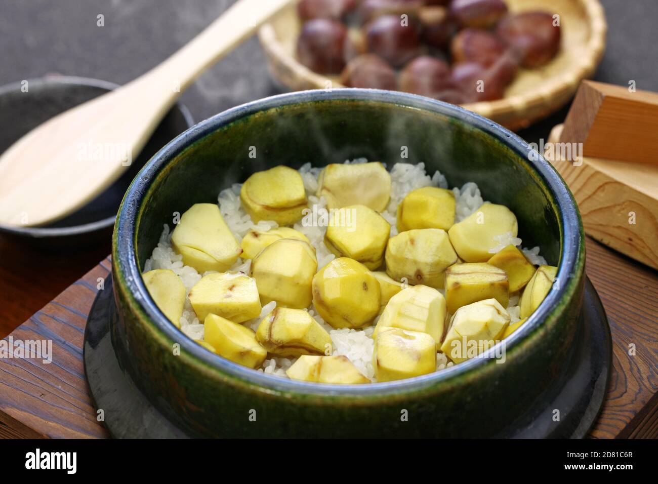 Il riso di castagne (kuri gohan) è una ricetta tradizionale giapponese per il riso autunnale. Foto Stock