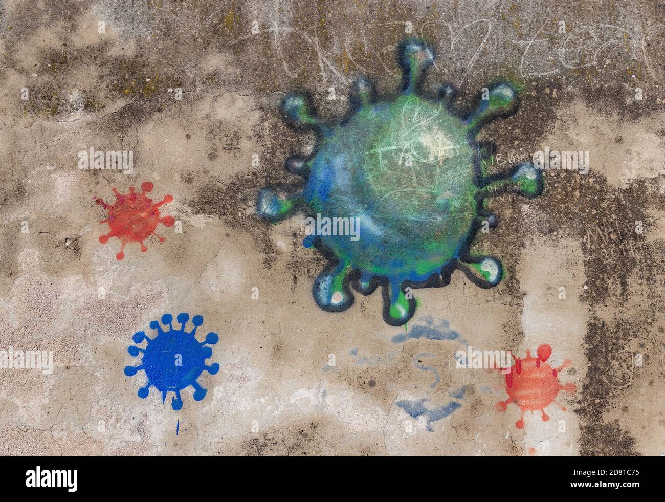 Un'immagine di più icone di virus dipinte su un muro che rappresenta il Coronavirus. Foto Stock