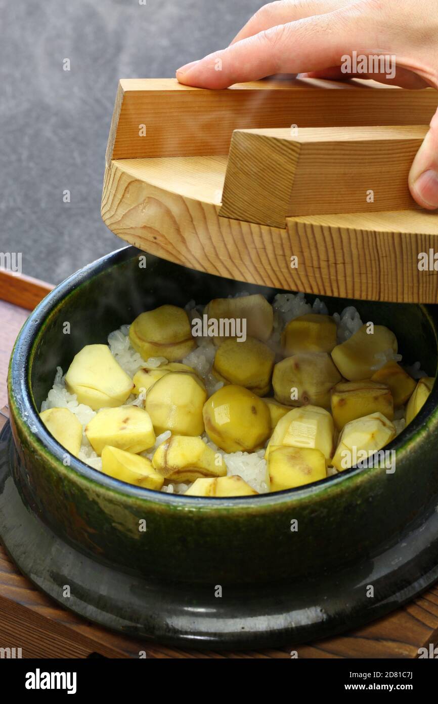 Il riso di castagne (kuri gohan) è una ricetta tradizionale giapponese per il riso autunnale. Foto Stock