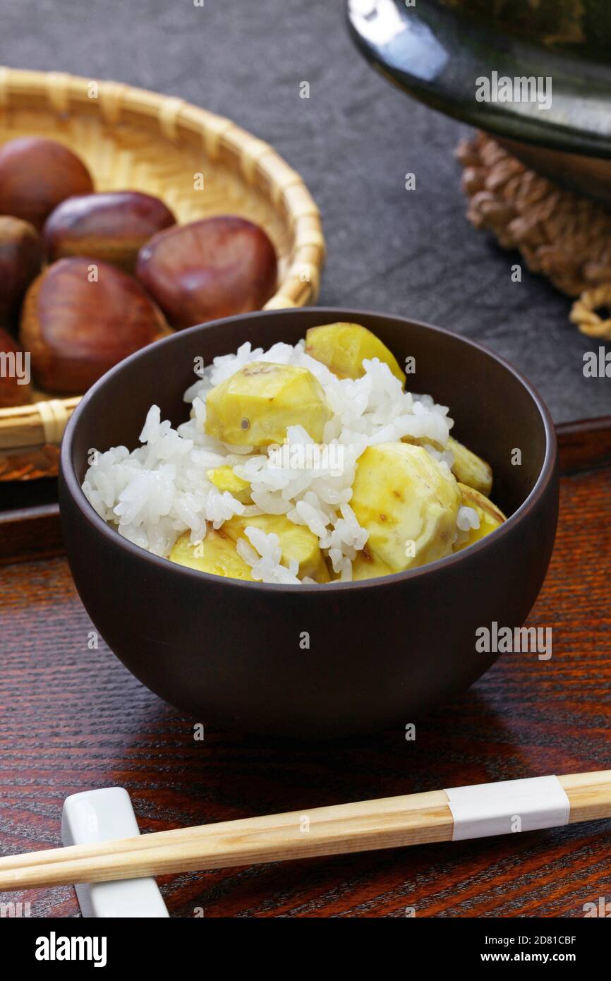 Il riso di castagne (kuri gohan) è una ricetta tradizionale giapponese per il riso autunnale. Foto Stock