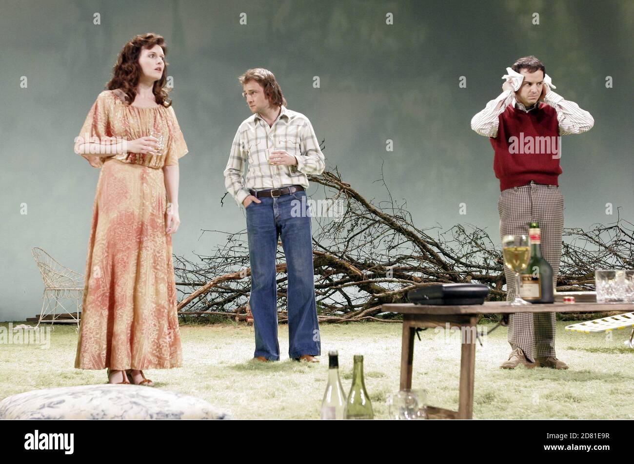 l-r: Dervla Kirwan (Alice), Peter McDonald (Eamon), Andrew Scott (Casimir) in ARISTOCRATICI di Brian Friel al Lyttelton Theatre, Teatro Nazionale (NT), Londra SE1 12/07/2005 illuminazione: Bruno Poet regista e designer: Tom Cairns Foto Stock