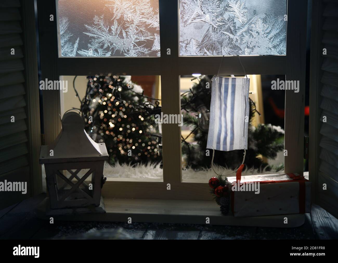 natale solitario a casa con coronavirus sullo sfondo Foto Stock