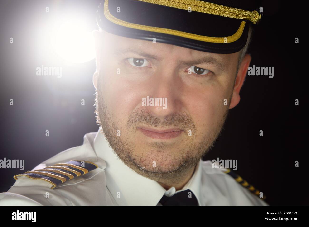 capitano del pilota aereo in uniforme con stoppia Foto Stock