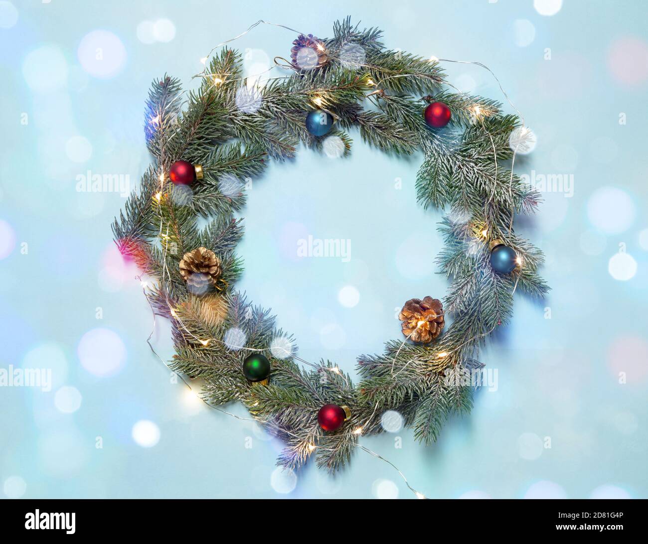 Corona di Natale con ornamenti su sfondo blu Foto Stock