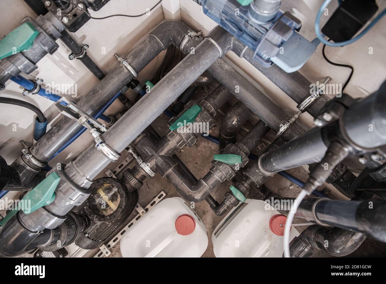 Piscina esterna e interna elementi tecnologici per il trattamento delle acque. Sistema di purificazione dell'acqua complicato. Foto Stock