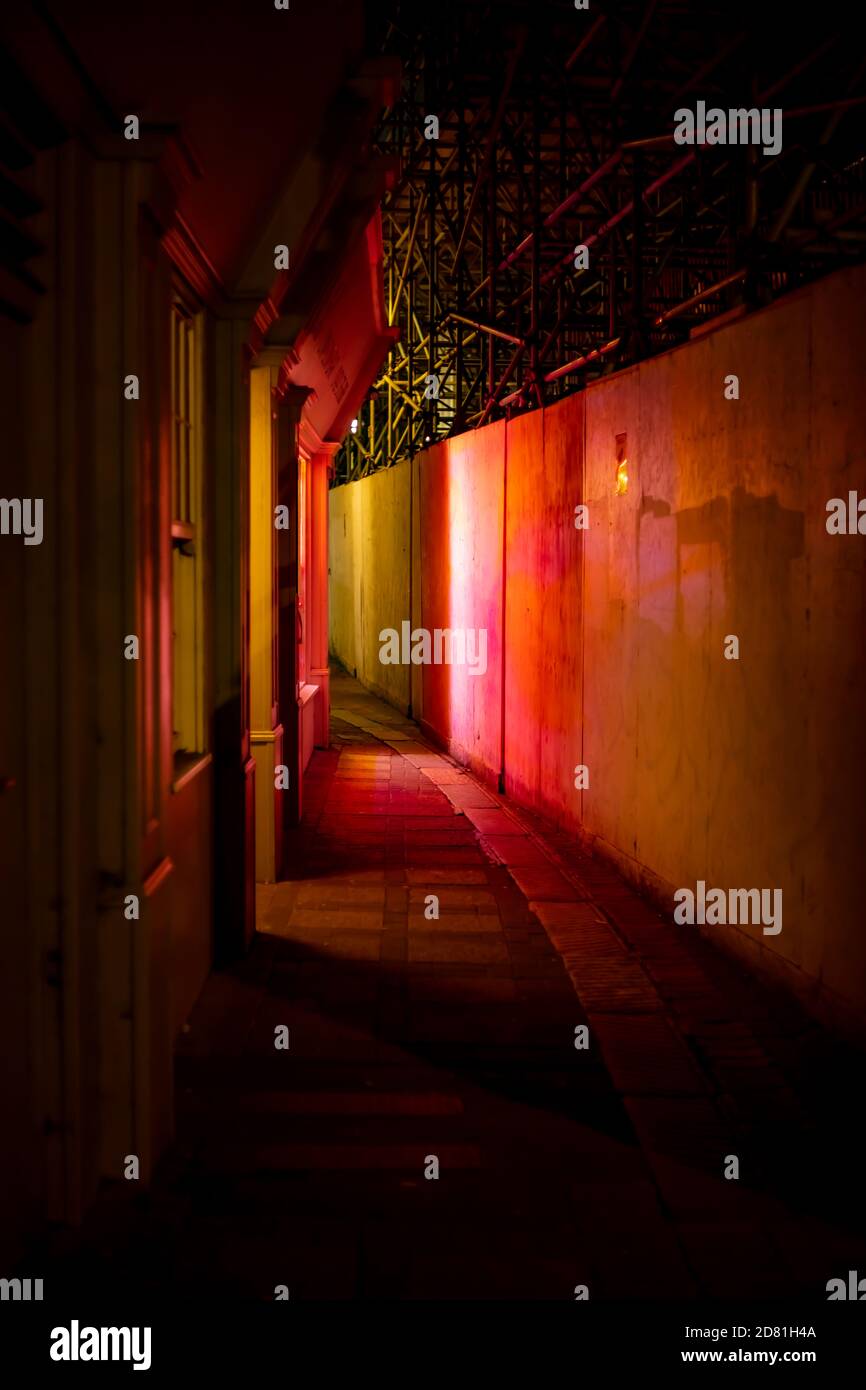 Neon Pink Glow da una vetrina di negozi in George Street, Hastings Old Town Foto Stock