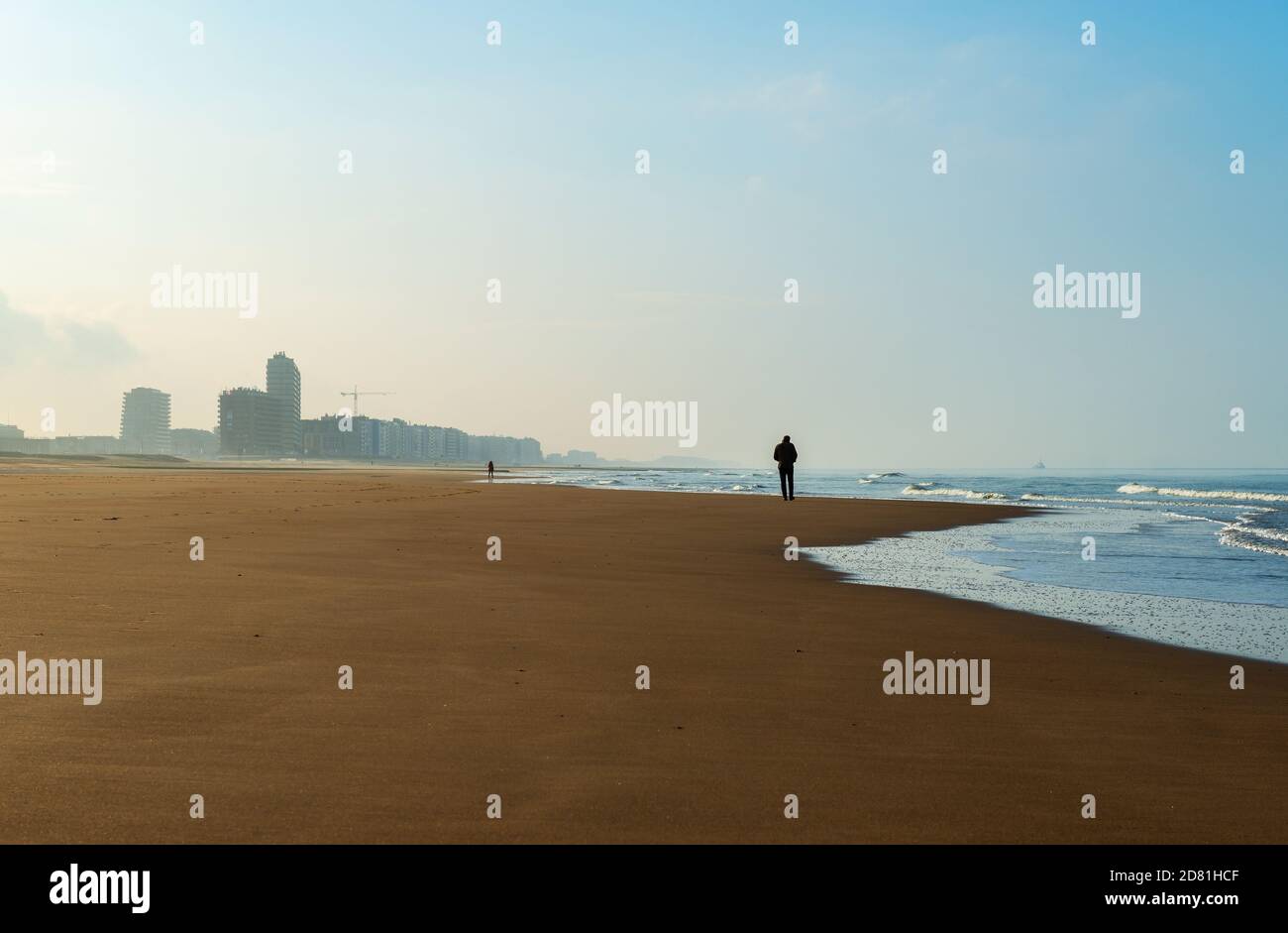 Silhouette di un uomo che ha una passeggiata lungo la spiaggia del Mare del Nord di Ostenda (Ostenda), Belgio. Foto Stock