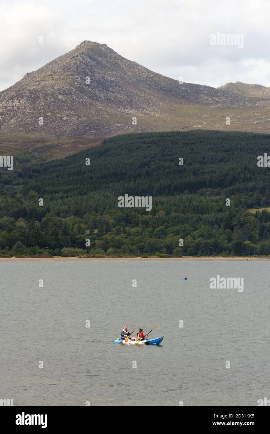 Goatfell montagna sull'isola di Arran, Scozia, Regno Unito, Europa, con kayak di mare a Brodick Bay. Foto Stock