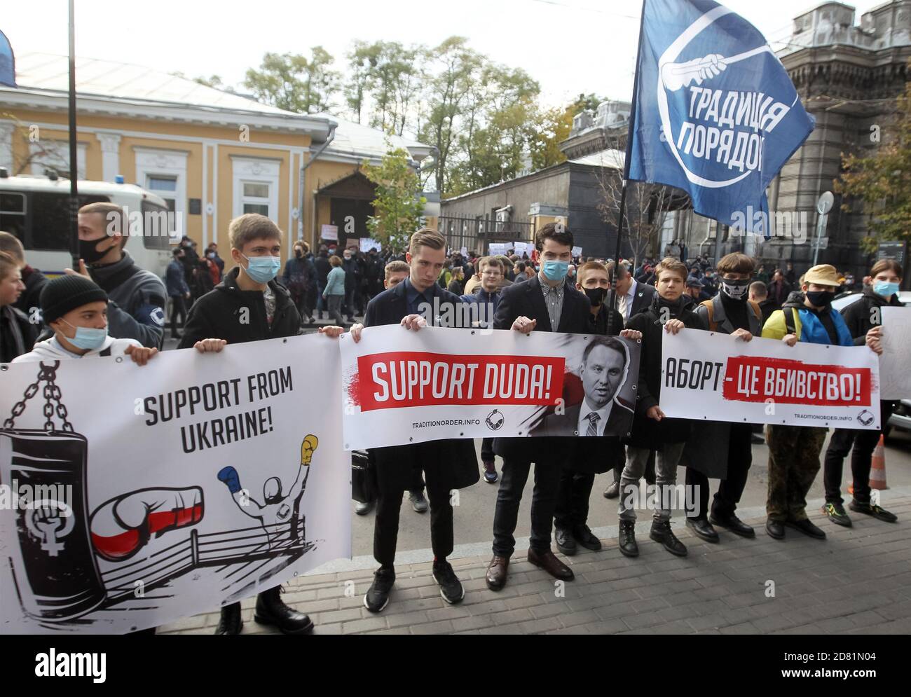 Gli attivisti ucraini di estrema destra hanno in mano bandiere con la lettura di 'Support Duda!' (Presidente polacco Andrzej Duda), 'il sostegno dall'Ucraina? E 'l'aborto è omicidio!', durante un raduno a sostegno della corte che ha deliberato fuori dell'ambasciata della Polonia a Kiev.il 22 ottobre la corte costituzionale della Polonia ha emesso una decisione su maggiori restrizioni sui diritti di aborto, che ha causato ondate di proteste in Polonia. Foto Stock