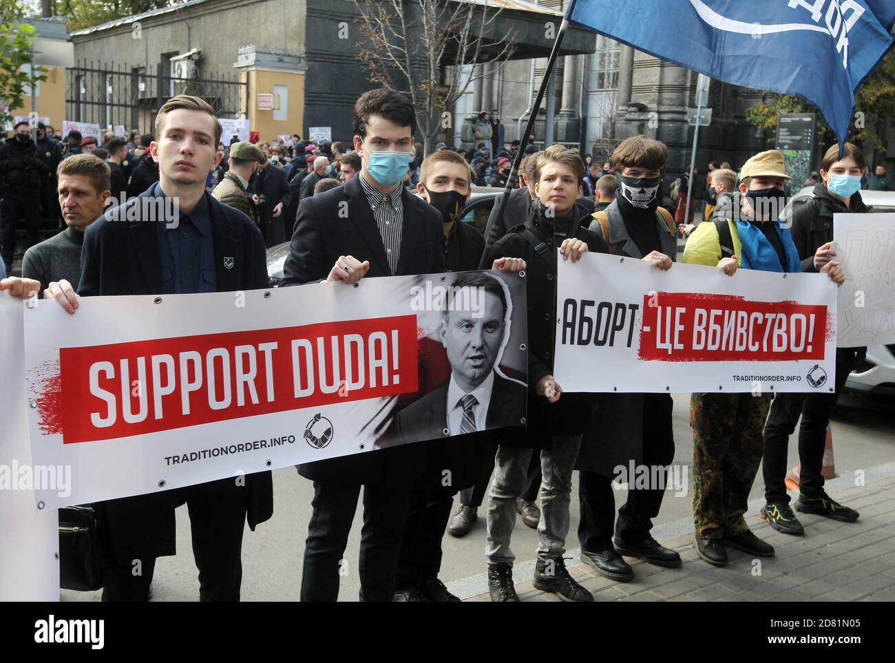 Gli attivisti ucraini di estrema destra hanno in mano bandiere con la lettura di 'Support Duda!' (Presidente polacco Andrzej Duda) e "l'aborto è un omicidio!", durante un raduno a sostegno della corte che ha deliberato al di fuori dell'ambasciata di Polonia a Kiev. Il 22 ottobre la corte costituzionale polacca ha emesso una sentenza che prevede maggiori restrizioni sui diritti di aborto, che ha causato ondate di proteste in Polonia. Foto Stock