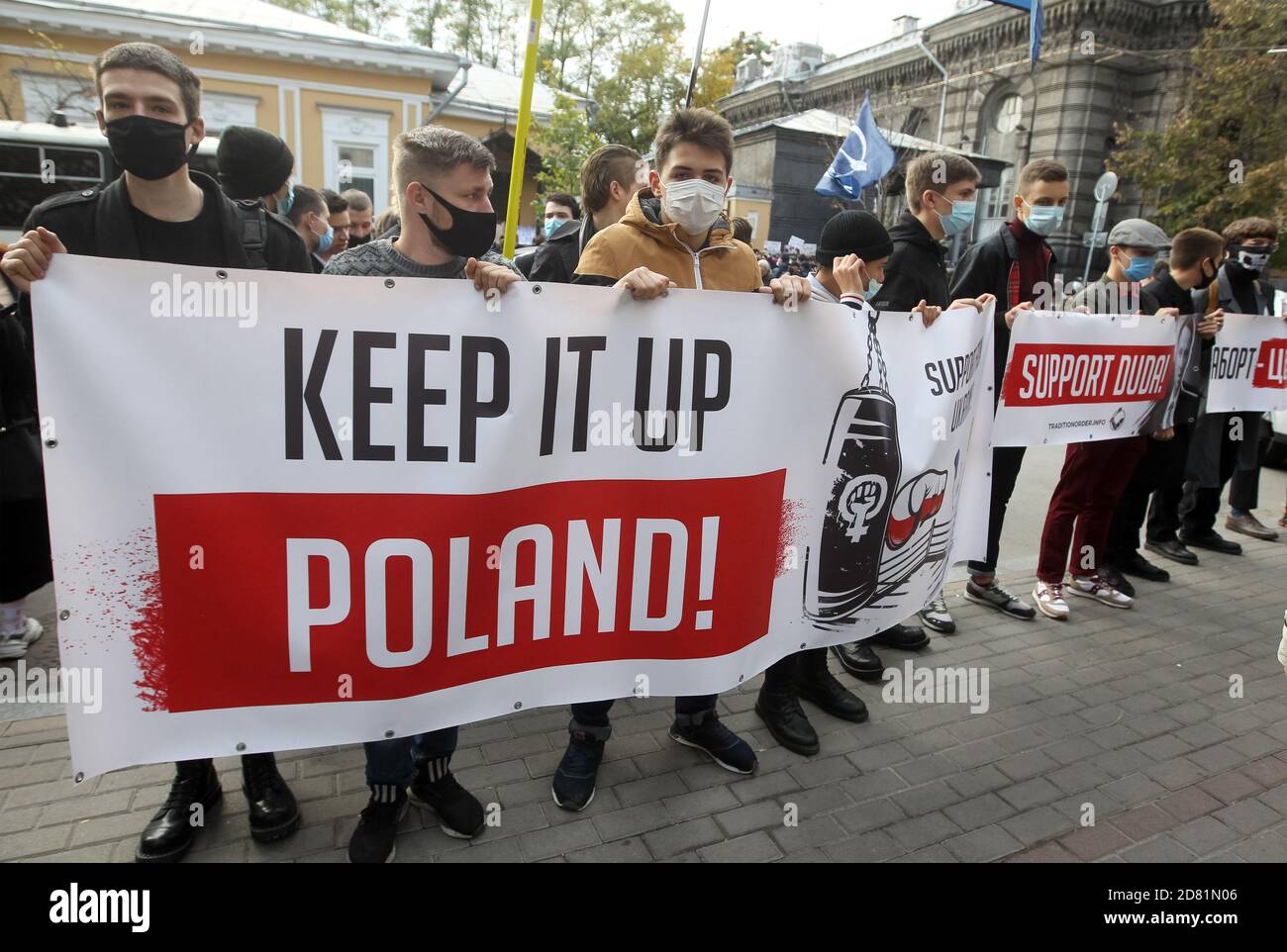 Attivisti ucraini di estrema destra che indossano maschere hanno un banner con la scritta 'Keep IT Up Poland' durante un raduno a sostegno della corte che ha deliberato al di fuori dell'ambasciata di Polonia a Kiev.il 22 ottobre la corte costituzionale polacca ha emesso una decisione su maggiori restrizioni sui diritti di aborto, Che ha causato ondate di proteste in Polonia. Foto Stock