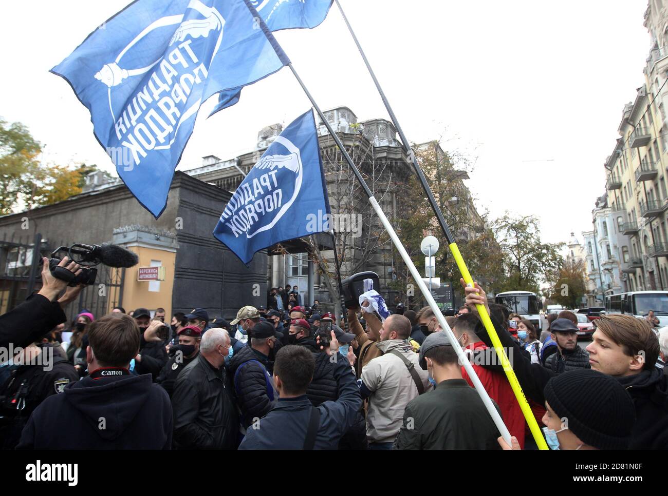 Gli attivisti ucraini di estrema destra detengono bandiere a sostegno della sentenza della Corte costituzionale della Polonia che ha imposto maggiori restrizioni alla legge sull'aborto, al di fuori dell'ambasciata di Polonia a Kiev. Il 22 ottobre la Corte costituzionale polacca ha emesso una sentenza su maggiori restrizioni ai diritti di aborto, che ha causato ondate di proteste in Polonia. Foto Stock