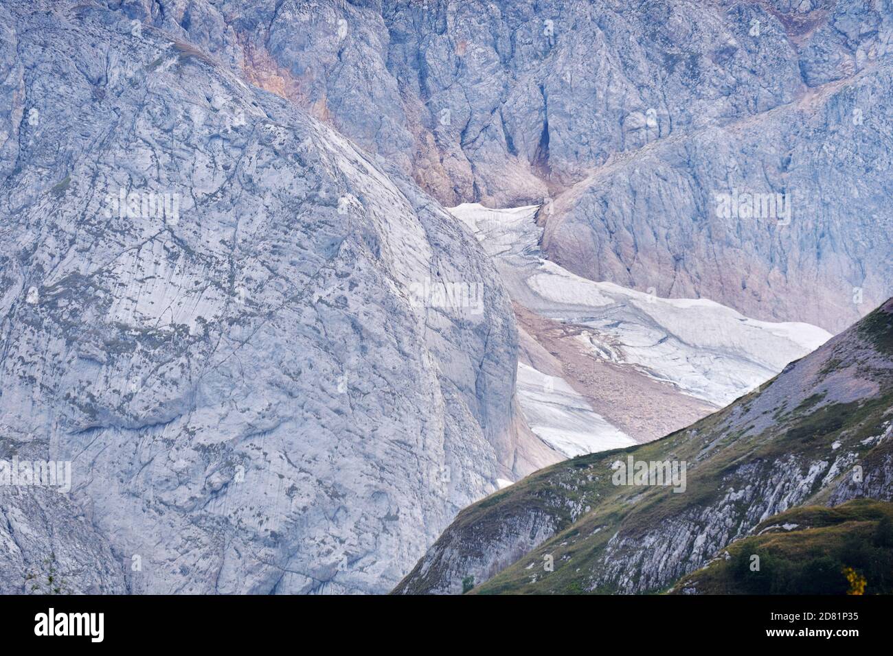 freddo paesaggio alpino nebbia con un ghiacciaio nascosto tra speroni della montagna Foto Stock