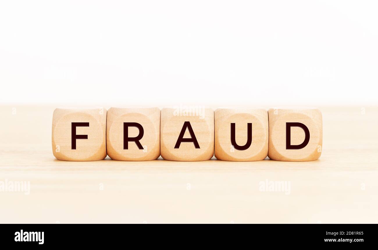 Concetto di frode. Blocchi di legno con testo sul tavolo. Spazio di copia Foto Stock