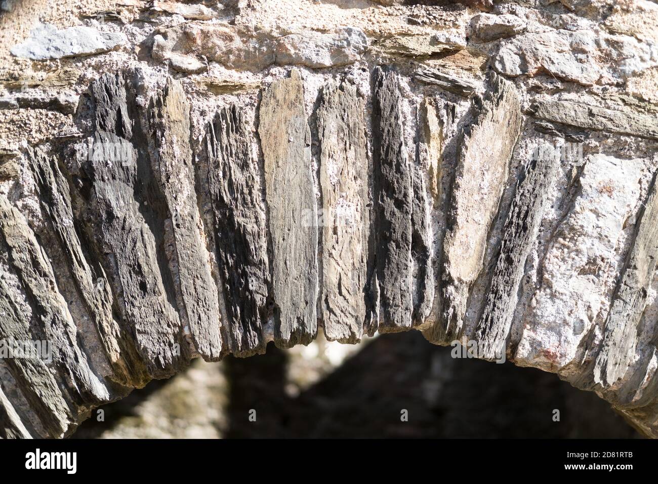 Primo piano di un arco di pietra all'interno dei resti di rovine di un vecchio castello su Dartmoor durante l'estate, Inghilterra, Regno Unito Foto Stock