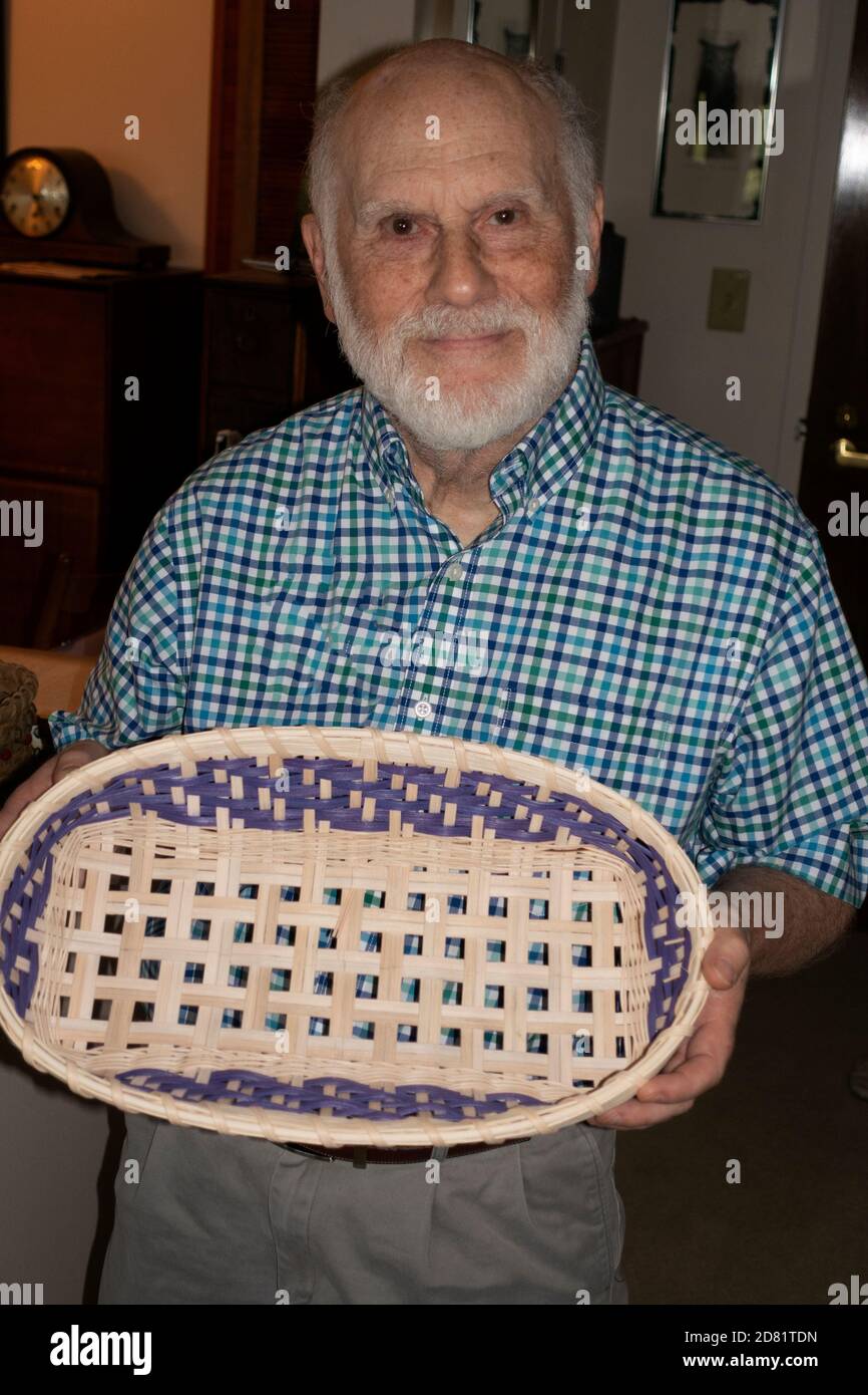 Uomo anziano che vive in una comunità pensionistica mostra orgogliosamente un paniere che aveva fatto. Downers Grove, Illinois, Stati Uniti Foto Stock