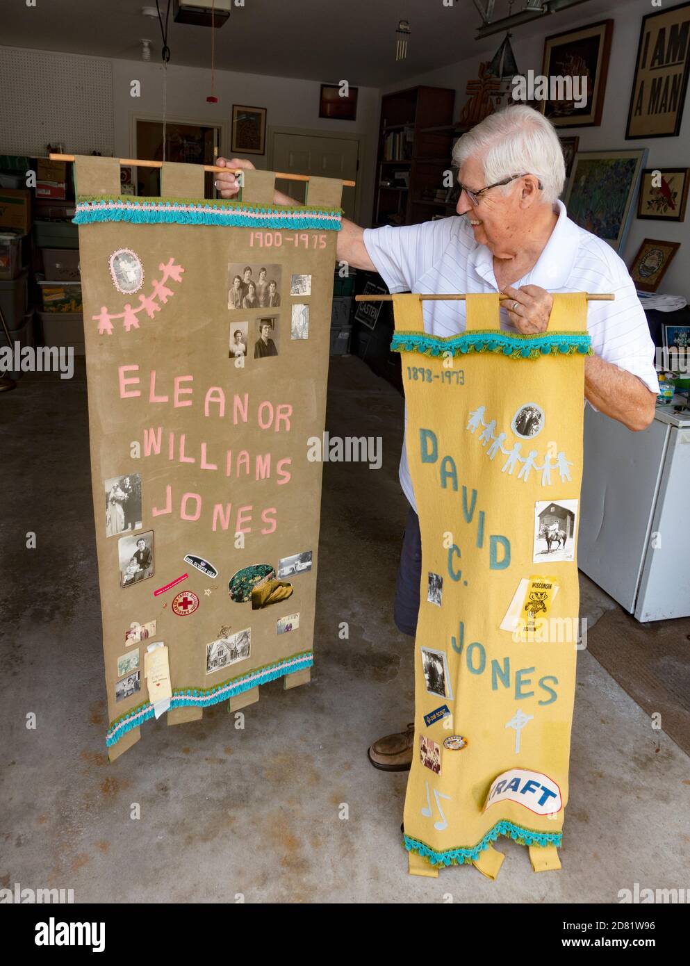 Uomo anziano che ricorda i genitori impiccagioni della parete pieni di ricordi. Downers Grove, Illinois, Stati Uniti Foto Stock