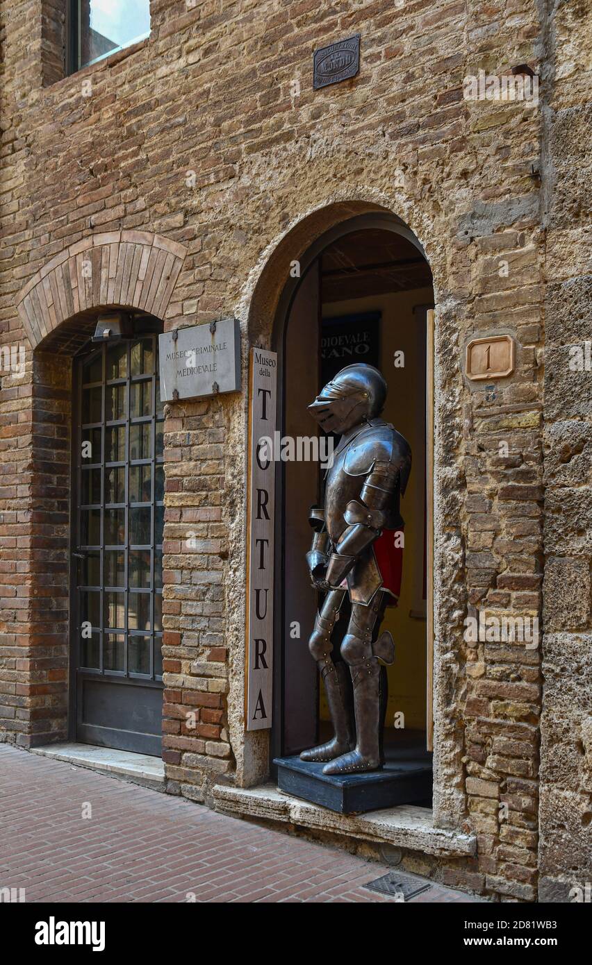 L'esterno e la porta d'ingresso del Museo della tortura in Piazza della Cisterna nella città medievale di San Gimignano, patrimonio mondiale dell'UNESCO Sito, Toscana, Italia Foto Stock