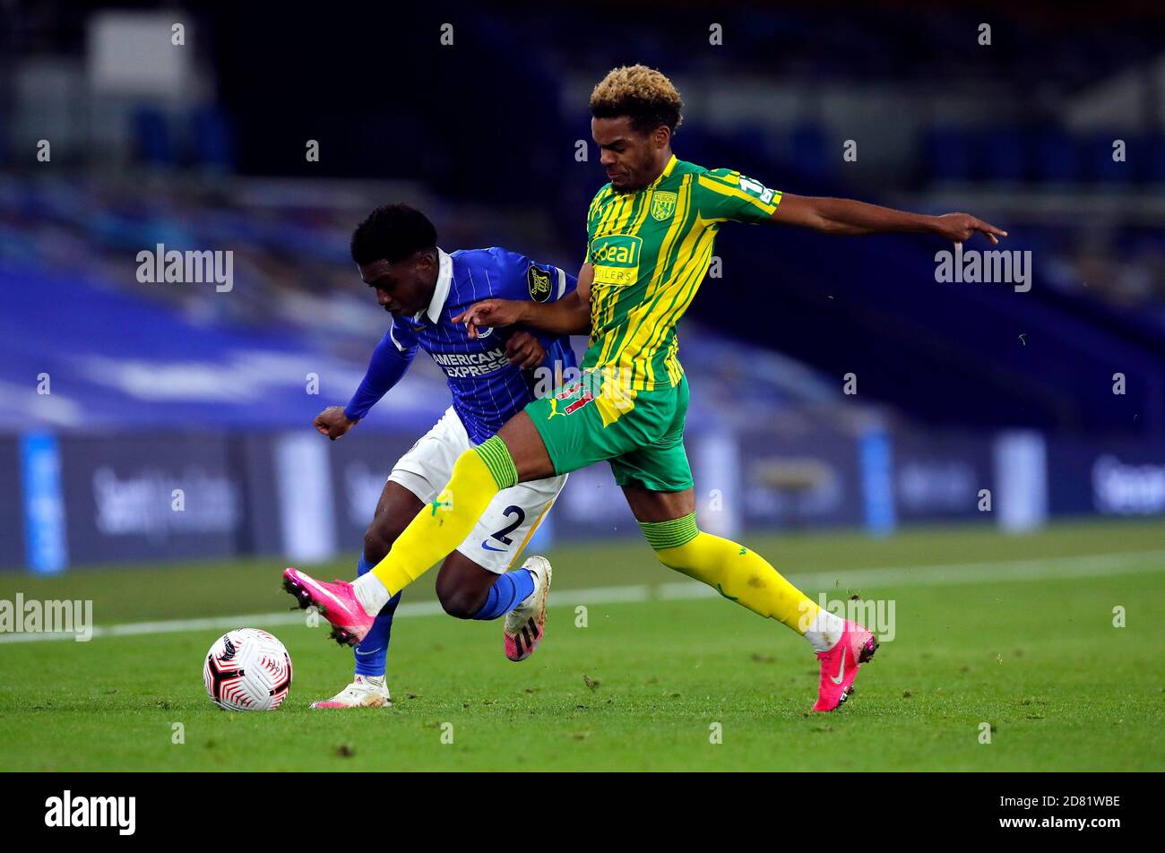 Brighton e Hove Albion's Tariq Lamptey (a sinistra) e West Bromwich Albion's Grady Diangana battaglia per la palla durante la partita della Premier League presso l'AMEX Stadium di Brighton. Foto Stock