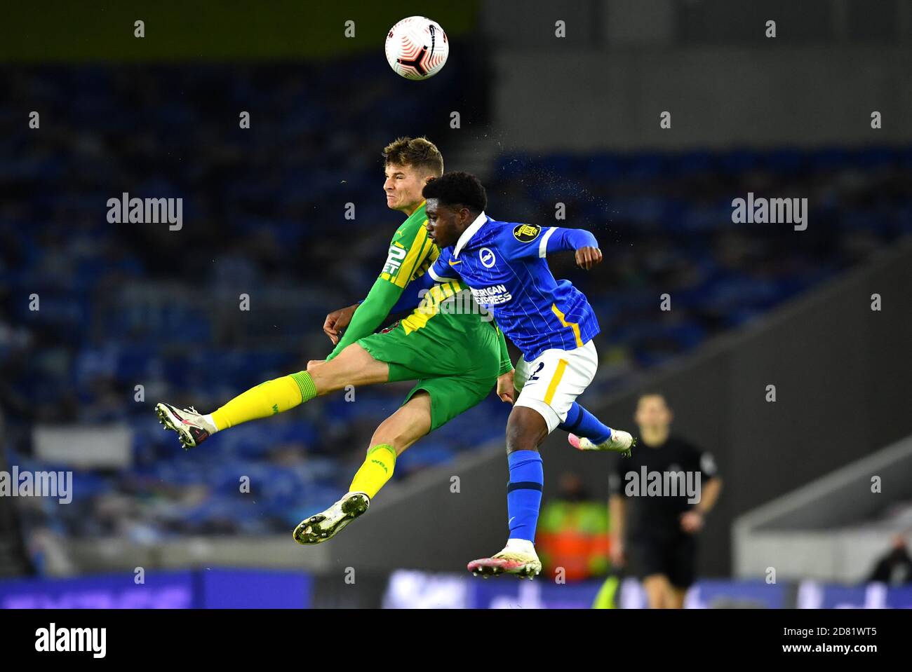 West Bromwich Albion's Conor Townsend (a sinistra) e Brighton and Hove Albion's Tariq Lamptey battaglia per la palla durante la partita della Premier League all'AMEX Stadium di Brighton. Foto Stock