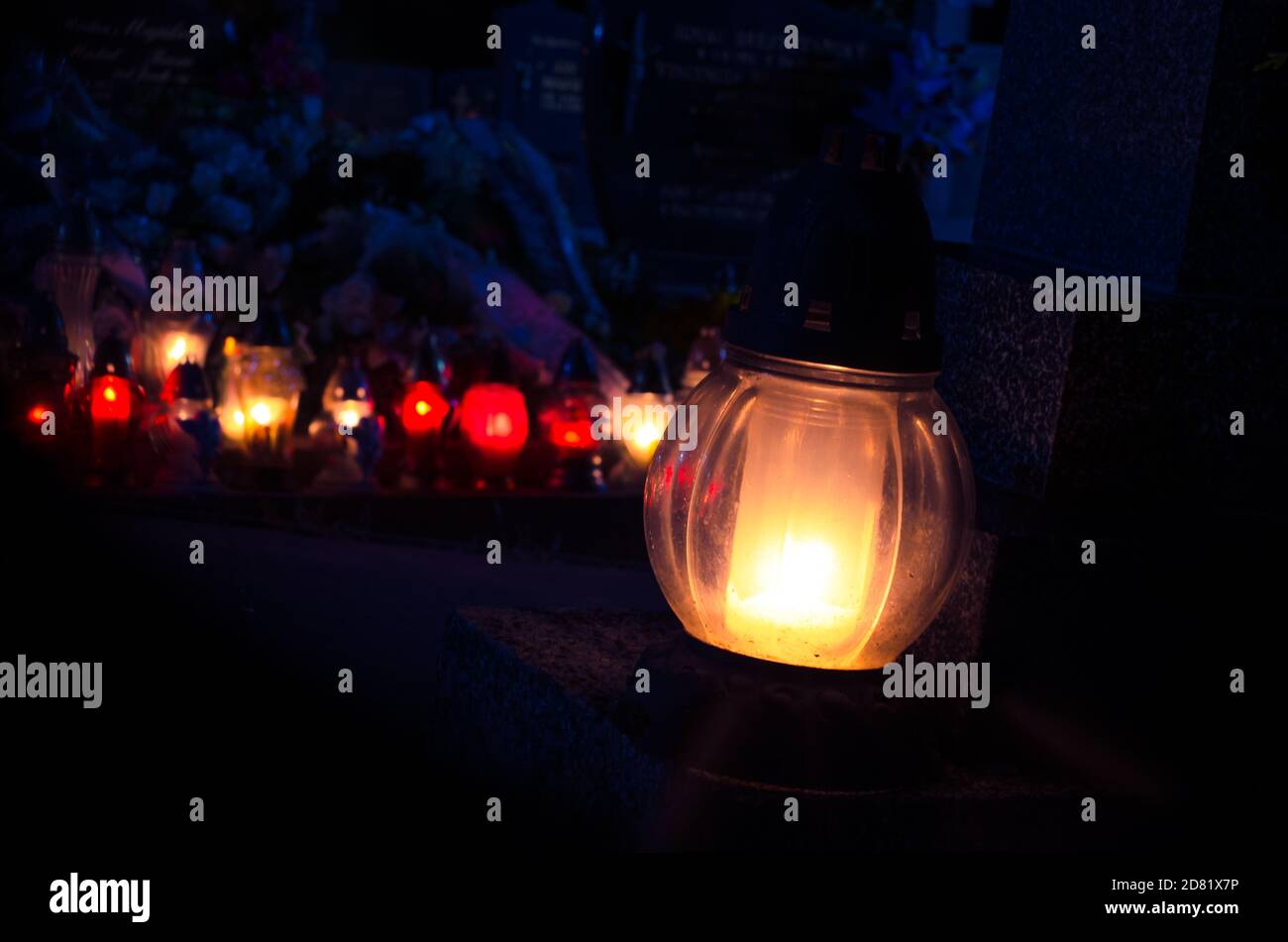 Candela che brucia in lanterna di notte durante il giorno di tutti i Santi Foto Stock