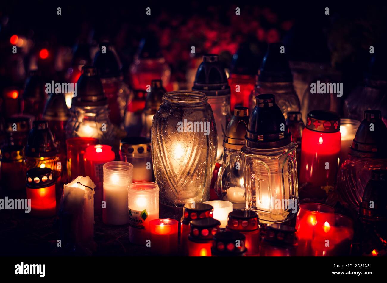 Candele che bruciano nelle lanterne di notte durante il giorno di tutti i Santi Foto Stock