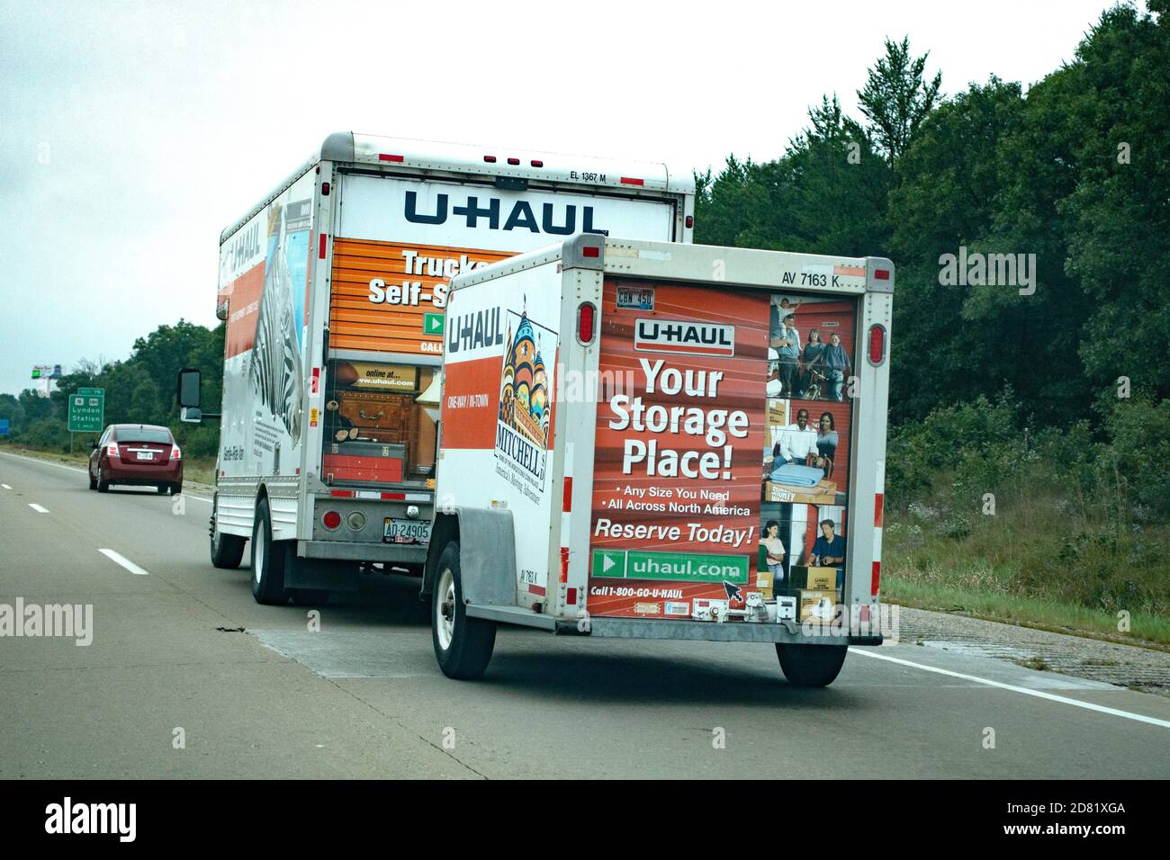 Camion e rimorchio combinati U-HALL che viaggiano verso la loro destinazione sulla superstrada. Chicago, Illinois, Stati Uniti Foto Stock