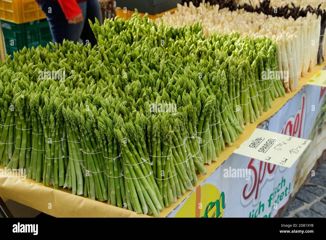 Asparagi verdi e bianchi su una bancarella di mercato tedesca. Foto Stock