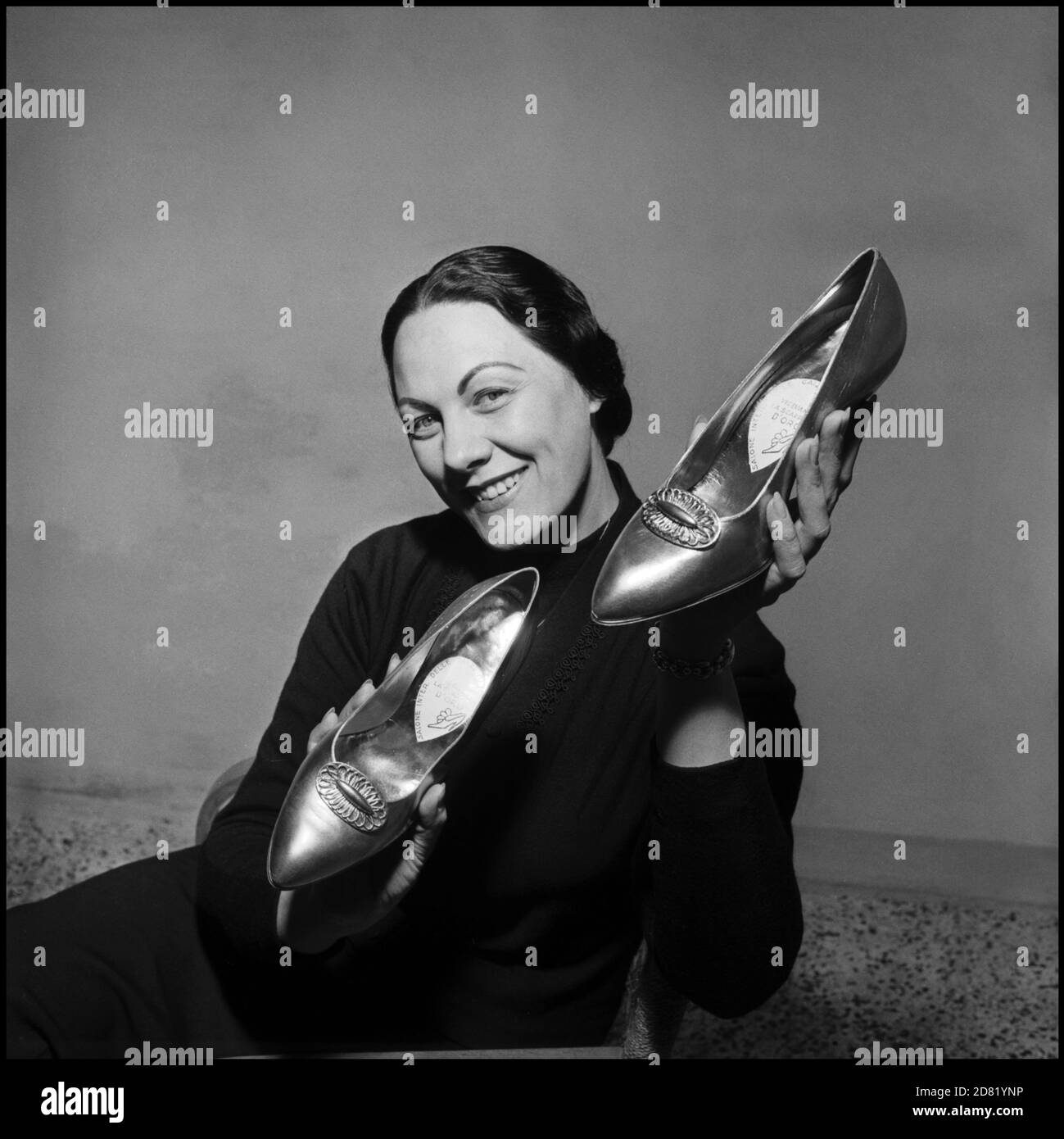 Renata Tebaldi con le scarpe d'oro che ha ricevuto alla mostra Shoes ( Vigevano, 1958) --- Vigevano, 07/01/1958. Nella foto: il soprano Renata  Tebaldi con le scarpette d'oro ricevute in prima alla Mostra