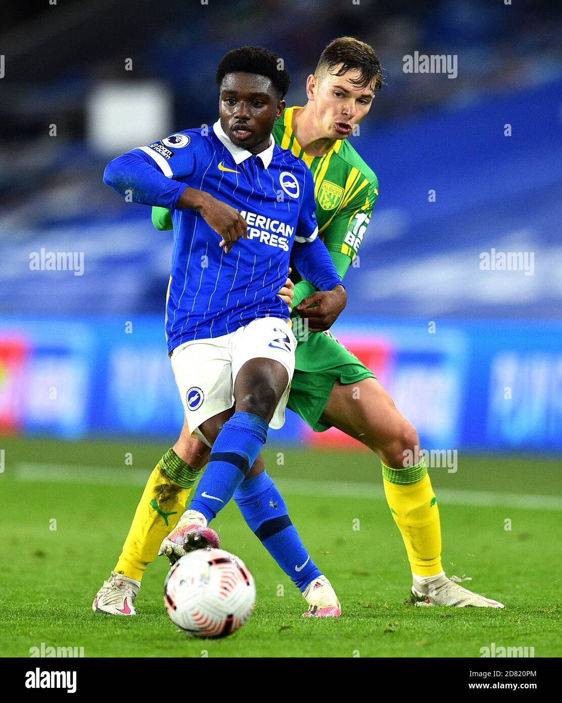 Brighton e Hove Albion's Tariq Lamptey (a sinistra) e West Bromwich Albion's Conor Townsend battaglia per la palla durante la partita della Premier League all'AMEX Stadium di Brighton. Foto Stock