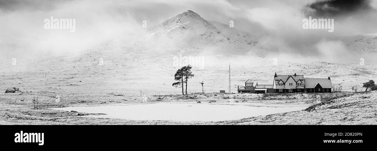 La remota e isolata stazione ferroviaria di Corrour in inverno sullo sfondo di una montagna. Foto Stock
