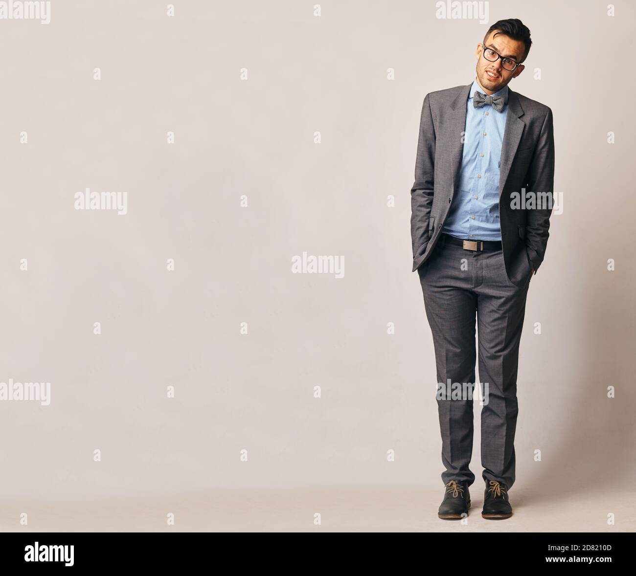 giovane uomo d'affari sorridente in piena crescita su sfondo bianco Foto Stock