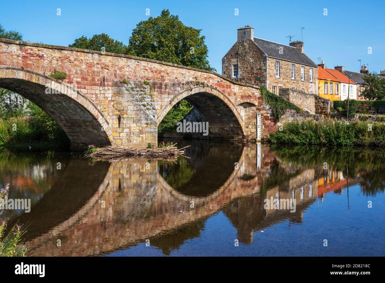 Risalente al XVI secolo, il vecchio ponte Nungate sul fiume Tyne era la strada principale per la città di Haddington, nella zona est di Lothian, Scozia, Regno Unito Foto Stock