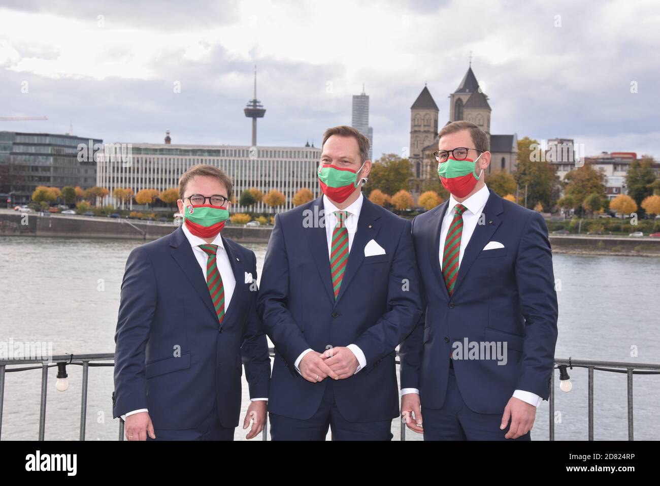 Colonia, Germania. 26 Ottobre 2020. Il nuovo carnevale di Colonia trionfa Jungfrau Gerdemie (Björn Braun), l-r, Prince Sven I. (Sven Oleff) e Bauer Gereon (Gereon Glasemacher) del Altstädter Köln 1922 e.V. di Tranditionskorps di Colonia. Posa alla presentazione del Triumvirate di Carnevale di Colonia della sessione 2021. Hanno condotto attraverso la nuova sessione, che ha il motto 'Nur zesamme sin mer Fastelovend' ('solo insieme siamo carnevale') Credit: Horst Galuschka/dpa/Alamy Live News Foto Stock