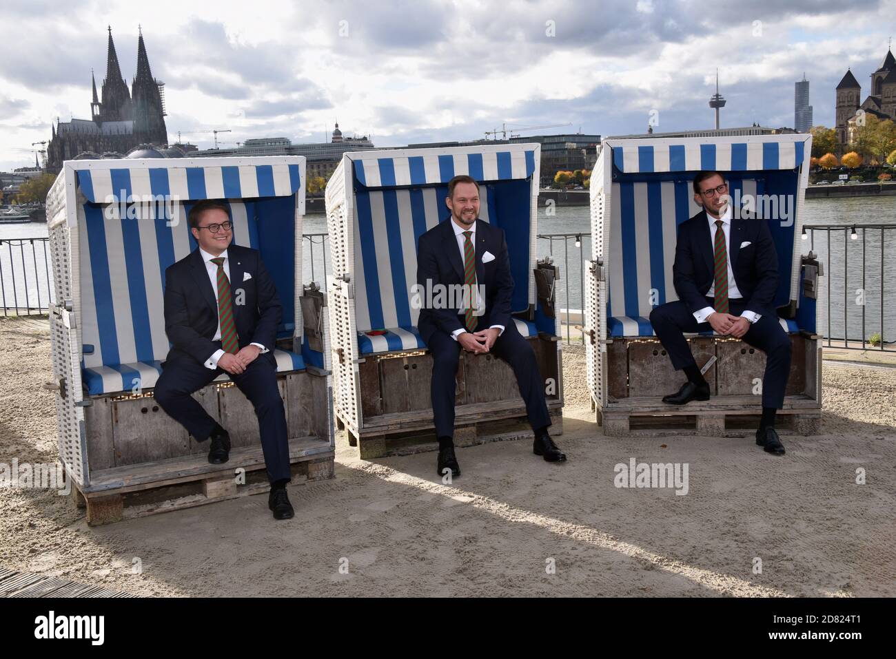 Colonia, Germania. 26 Ottobre 2020. Il nuovo carnevale di Colonia trionfa Jungfrau Gerdemie (Björn Braun), l-r, Prince Sven I. (Sven Oleff) e Bauer Gereon (Gereon Glasemacher) del Altstädter Köln 1922 e.V. di Tranditionskorps di Colonia. Posa alla presentazione del Triumvirate di Carnevale di Colonia della sessione 2021. Hanno condotto attraverso la nuova sessione, che ha il motto 'Nur zesamme sin mer Fastelovend' ('solo insieme siamo carnevale') Credit: Horst Galuschka/dpa/Alamy Live News Foto Stock