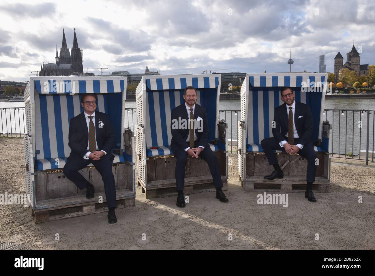 Colonia, Germania. 26 Ottobre 2020. Il nuovo carnevale di Colonia trionfa Jungfrau Gerdemie (Björn Braun), l-r, Prince Sven I. (Sven Oleff) e Bauer Gereon (Gereon Glasemacher) del Altstädter Köln 1922 e.V. di Tranditionskorps di Colonia. Posa alla presentazione del Triumvirate di Carnevale di Colonia della sessione 2021. Hanno condotto attraverso la nuova sessione, che ha il motto 'Nur zesamme sin mer Fastelovend' ('solo insieme siamo carnevale') Credit: Horst Galuschka/dpa/Alamy Live News Foto Stock