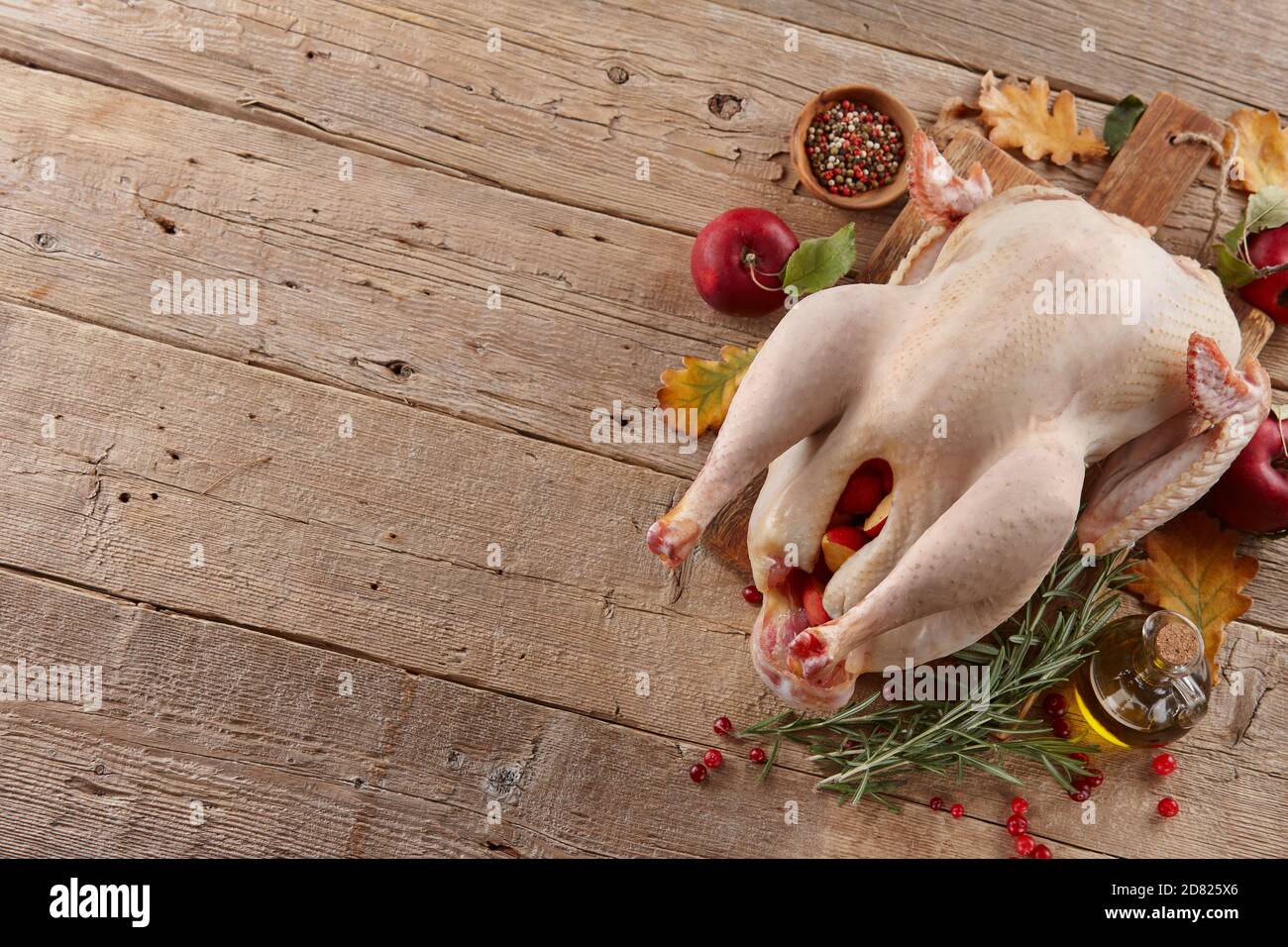 Cucina tacchino crudo per la cena del Ringraziamento. Preparazione alle festività. Foto Stock