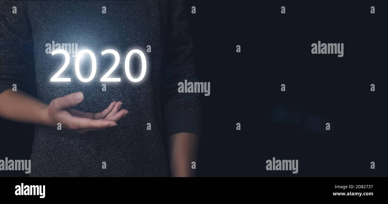 2020 concetto. Tenere mano gologramma virtuale 2020 anni. Sviluppo di nuove tecnologie e innovazione Foto Stock