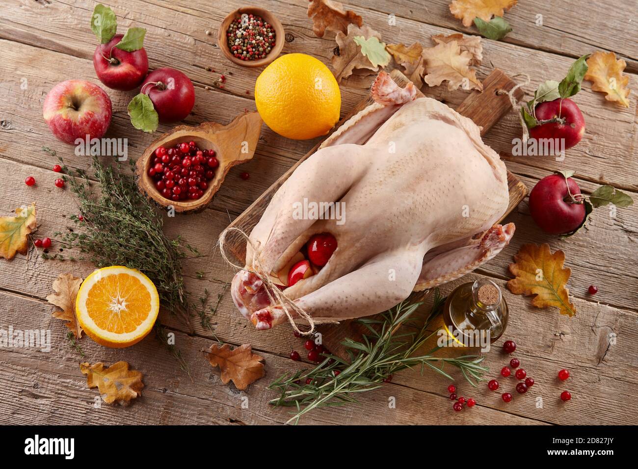 Cucina tacchino crudo per la cena del Ringraziamento. Preparazione alle festività. Foto Stock