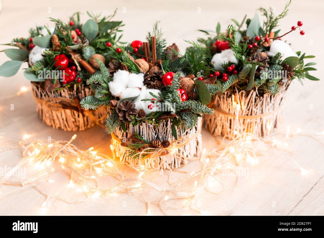 Decorazione natalizia con garofani, crisantemi santini, brunia e abete. Spirito e umore di Natale Foto Stock