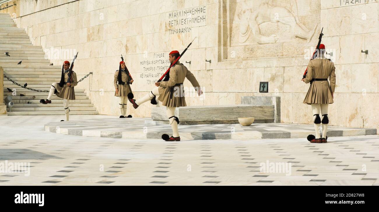 ATENE - LUGLIO 2009 - Cambio delle guardie alla Tomba del Milite Ignoto del parlamento greco ad Atene, Grecia - solo per uso editoriale Foto Stock