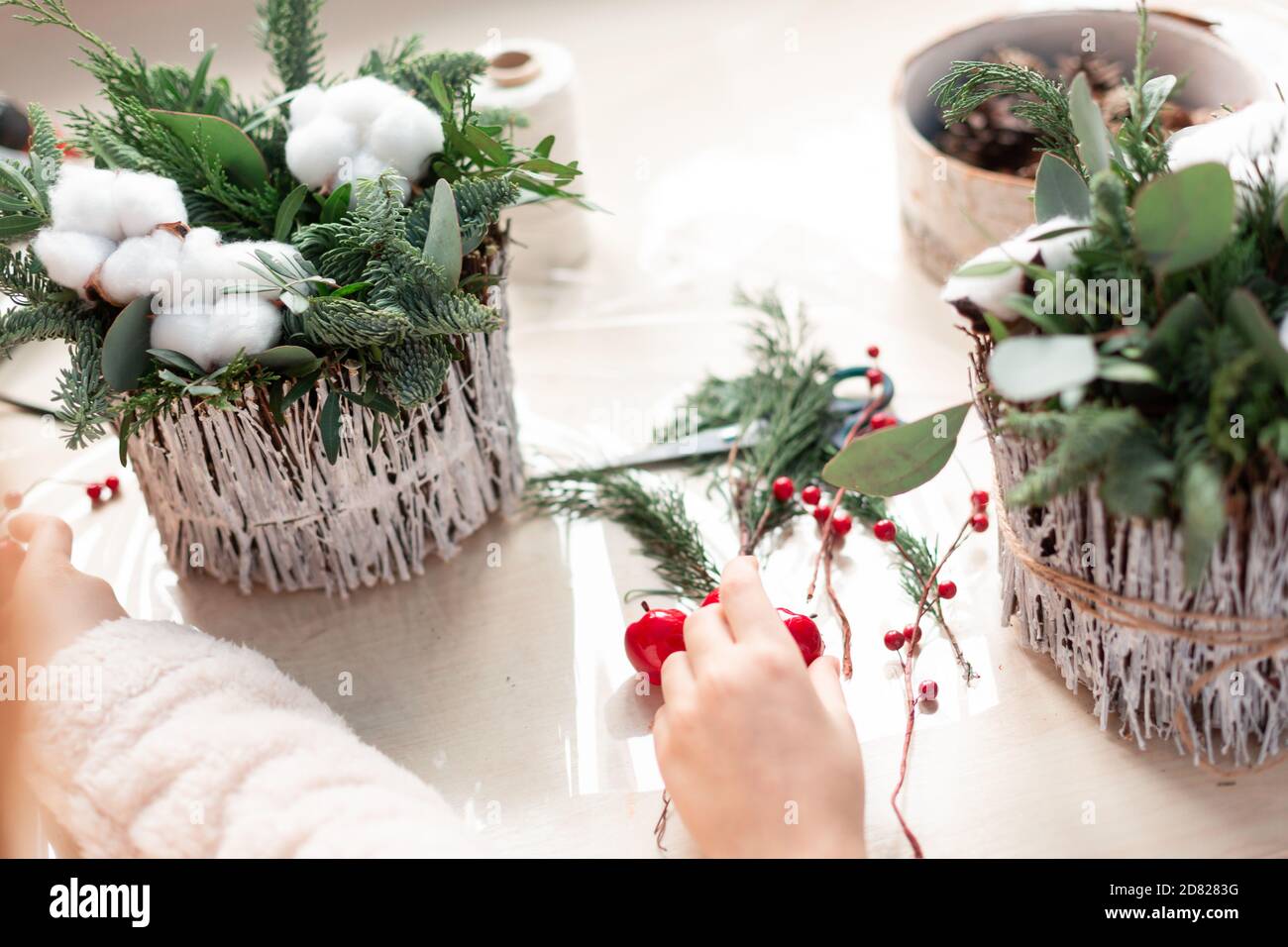 Creazione di arrangiamenti floreali natalizi con garofani, fiori di crisantemo santini e abete. Nozioni di base sul design floreale Foto Stock