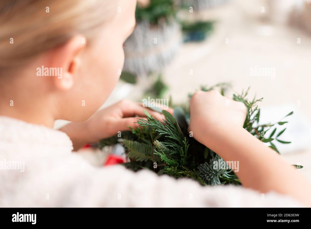 Creazione di arrangiamenti floreali natalizi con garofani, fiori di crisantemo santini e abete. Nozioni di base sul design floreale Foto Stock
