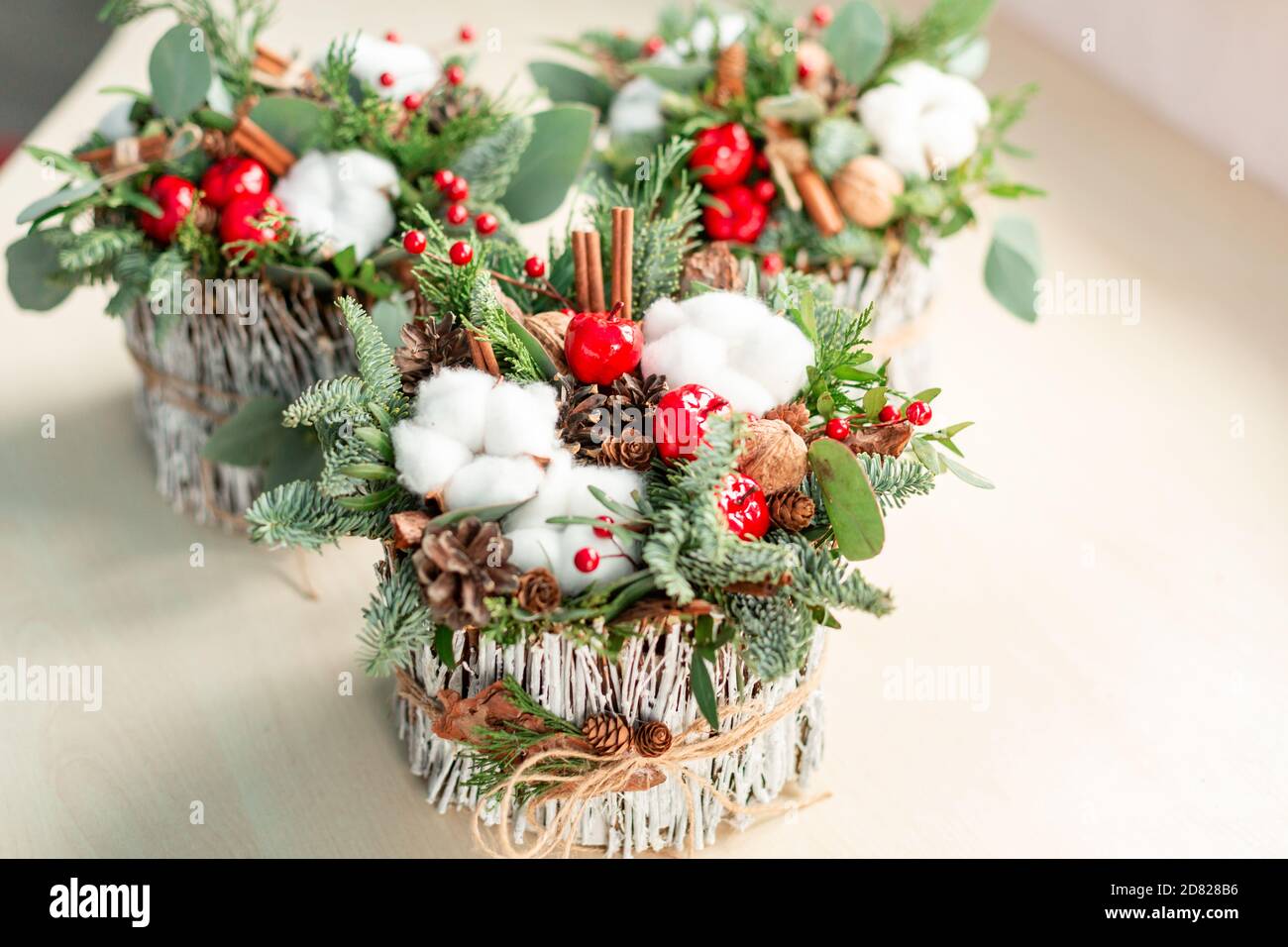 Decorazione natalizia con garofani, crisantemi santini, brunia e abete. Spirito e umore di Natale Foto Stock