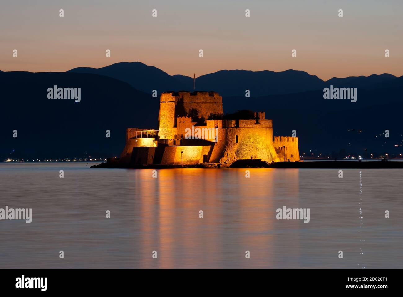 Vista notturna del castello di Bourtzi sull'isola Nella baia di Nauplia al crepuscolo Foto Stock